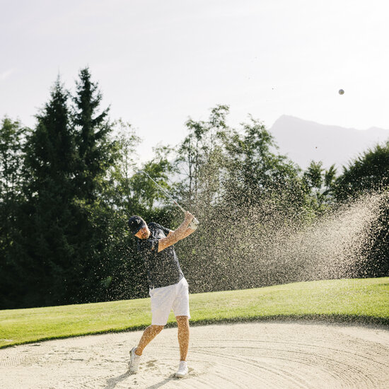 Abschlag im Bunker im Golfplatz Kitzbühel-Schwarzsee-Reith
