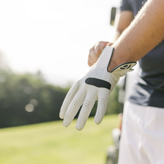 Golfhandschuhe anziehen am Golfplatz Kitzbühel-Schwarzsee-Reith